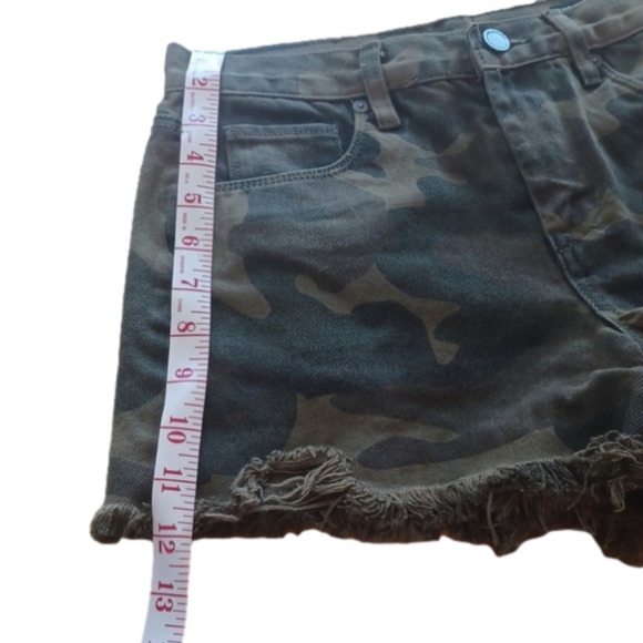  BLANKNYC  camo distressed cutoffs. The Barrow. Size 26. - Picture 3 of 10